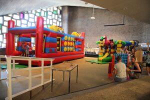 Kerk even omgetoverd tot speeltuin